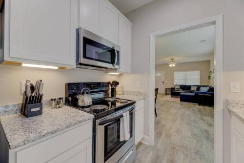 Cayce Sister Houses-Sleeps 14 in Cayce, USA