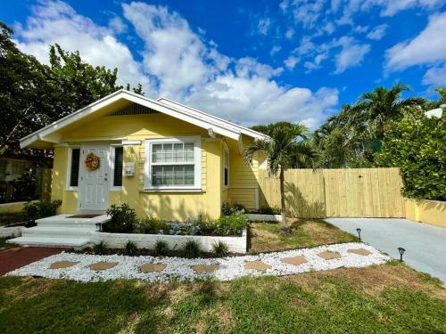 Casa Gialla: Entire Home in downtown WPB