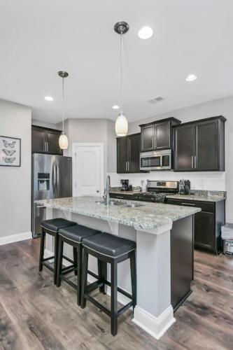 Fresh New Townhome - Sleeps 6