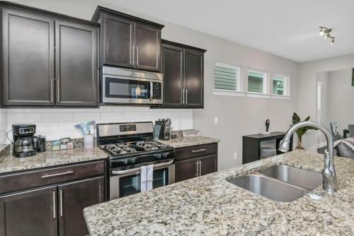 Fresh New Townhome - Sleeps 6