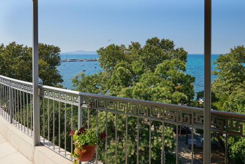 Paradise Hotel - image 3