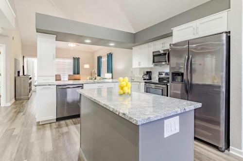 Updated Branson Condo Penthouse on Thousand Hills Golf course with Views and close to 76, Branson
