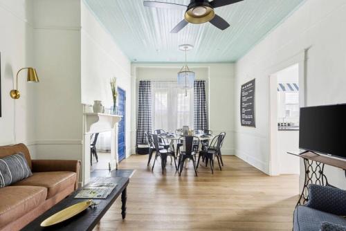 บริการและสิ่งอำนวยความสะดวก, Urban Farmhouse-Sleeps 8 in เวสต์ โคลัมเบีย (SC)