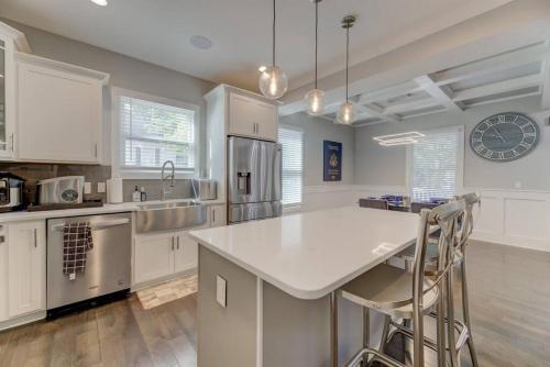Lux 4BR Home Mins to USC in Columbia, USA