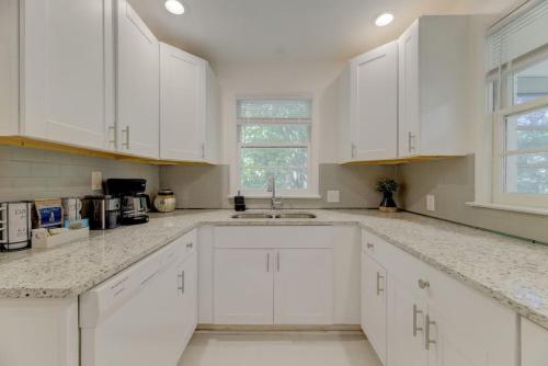 Homey 3BD Columbian Getaway thumb 4