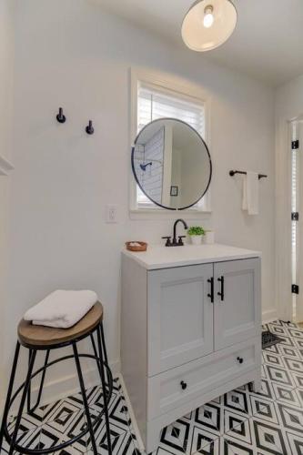 Funky River Caravan Apt in Columbia, USA
