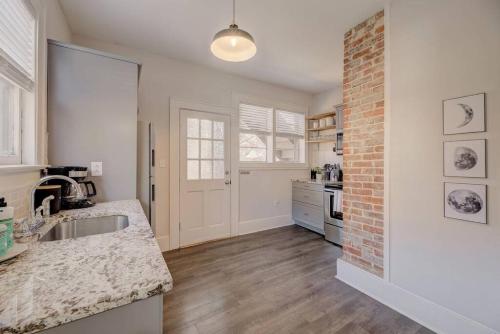 Spacious Industrial Modern Apt detail