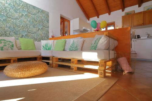  La Mansarda del Ciliegio - deliziosa mansarda con giardino a 6 km da Arona, Unterkunft in Dagnente