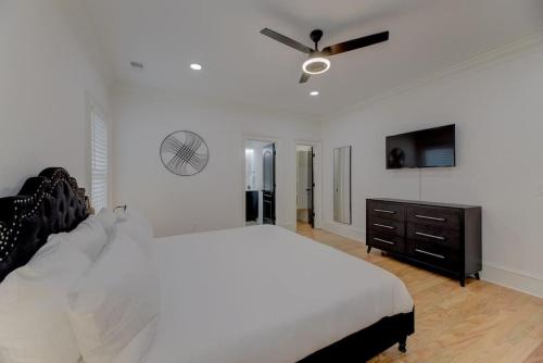 NEW Modern Townhome - Right - Families Welcome in Columbia, USA