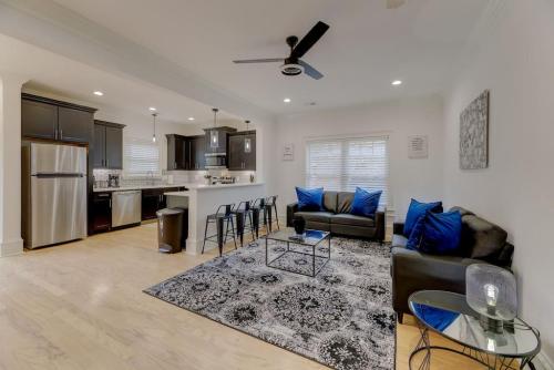 NEW Modern Townhome - Right - Families Welcome in Columbia, USA