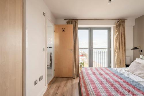 Calming Sea View City Apartment