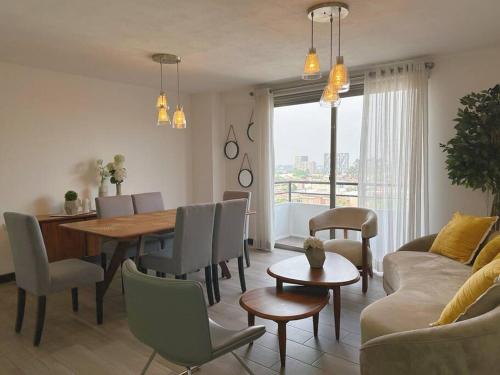 Contemporary 3 Bedroom APT with free parking