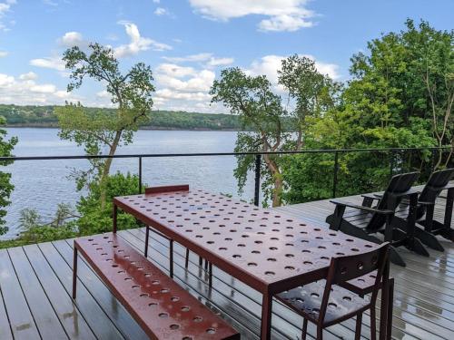 . Hudson River Cliff House
