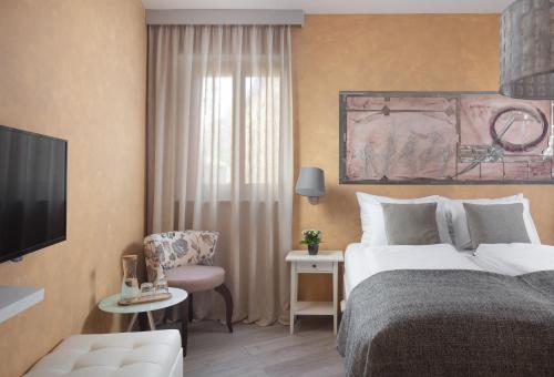 Standard Queen Room