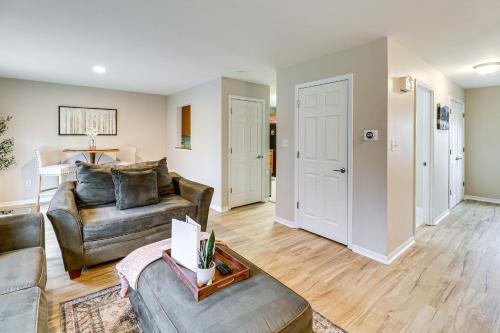 Family-Friendly Townhome 16 Mi to Pittsburgh! in Monroeville, USA