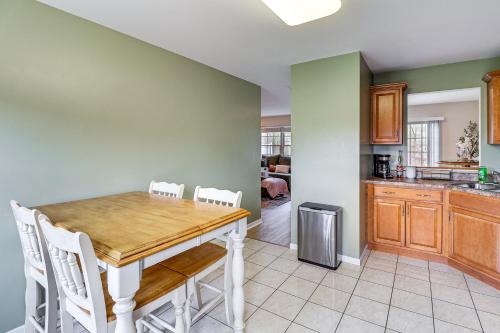 Family-Friendly Townhome 16 Mi to Pittsburgh! in Monroeville, USA