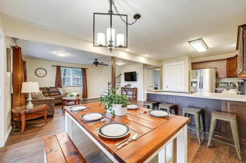 Lakeside Blue Eye Escape with Game Room and Hot Tub! in Blue Eye, USA