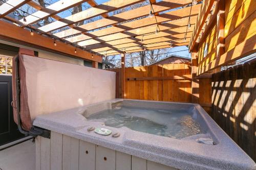 Old Town Retreat with Hot Tub - Steps from CSU! in Fort Collins, USA