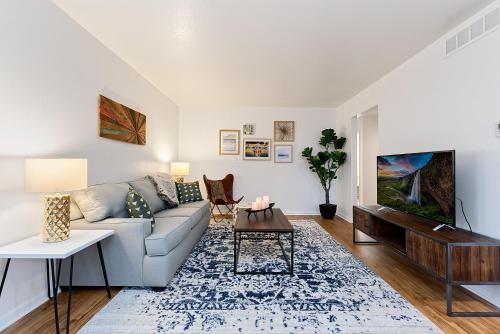 Couples Getaway - Dog Friendly, Bike to Old Town! in Fort Collins, USA