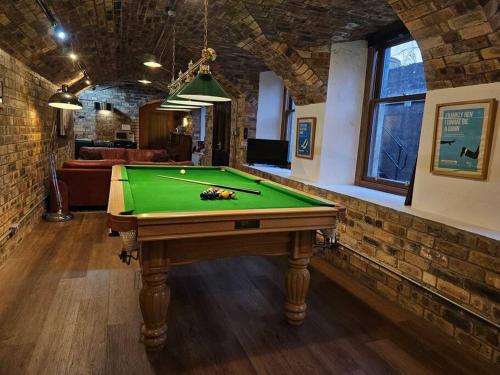 The Armoury: Stylish WW1 Bunker in Норс Куінсферрі
