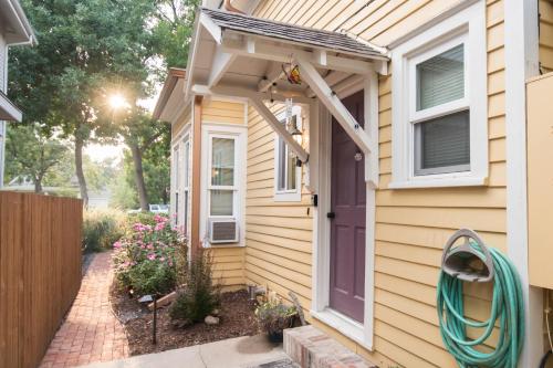 Cozy Victorian Cottage in the Heart of Old Town!