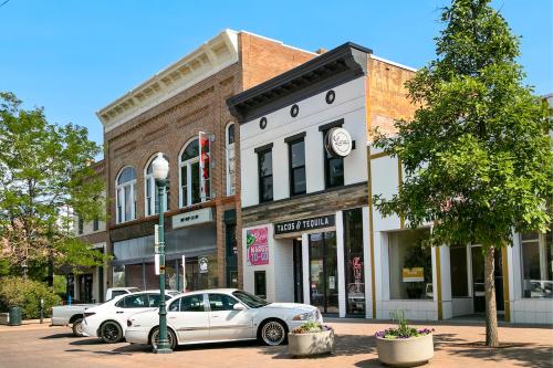 Inviting Bungalow Next to UNC - Free Cruiser Bikes Inviting Bungalow Next to UNC - Free Cruiser Bikes