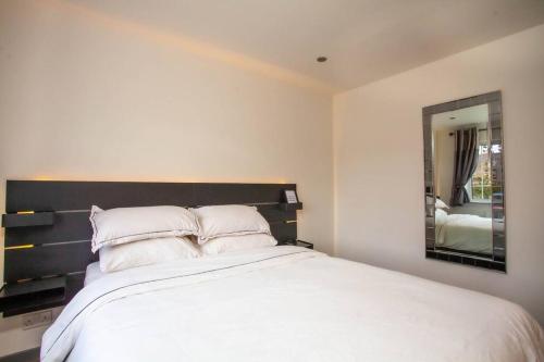 Three Bedroom House, Driveway, Bracknell Centre - Tap to explore photos