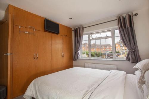 Three Bedroom House, Driveway, Bracknell Centre, Kent