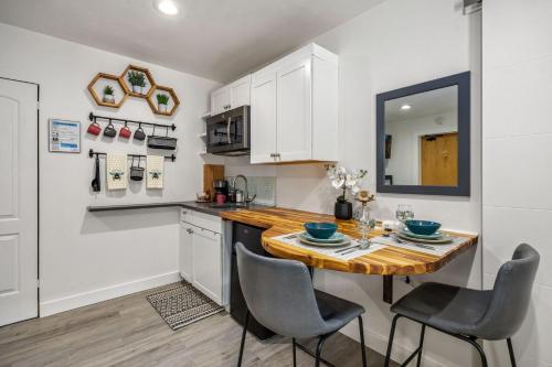 The Fox Den in Old Town! Pool, Sauna & Game Room in Fort Collins, USA