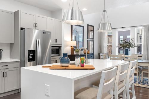 Steps from River & Old Town - Hot Tub & King Bed in Old Town