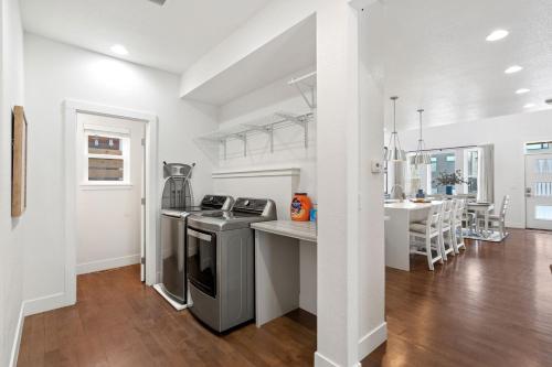 Steps from River & Old Town - Hot Tub & King Bed in Old Town