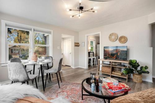 Charming Old Town Bungalow with Free Cruiser Bikes in Fort Collins, USA