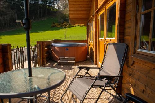 Iekārtas, Bothy Cabin -Log cabin in wales - with hot tub in Bettws Cedewain