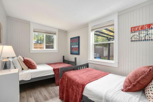 Charming Old Town Bungalow with FREE Cruiser Bikes - image 8