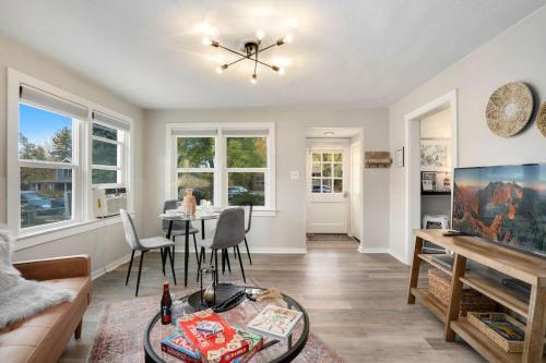 Charming Old Town Bungalow with FREE Cruiser Bikes - image 13