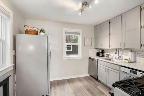 Charming Old Town Bungalow with FREE Cruiser Bikes - image 10