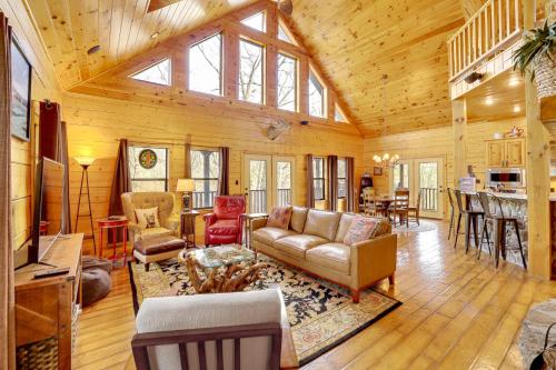 Spacious and Secluded Cabin 25 Mi to Bentonville!