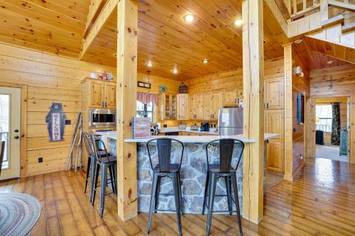 Spacious and Secluded Cabin 25 Mi to Bentonville! in Noel, USA