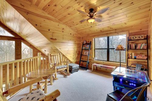 Spacious and Secluded Cabin 25 Mi to Bentonville!