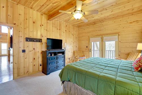 Spacious and Secluded Cabin 25 Mi to Bentonville!