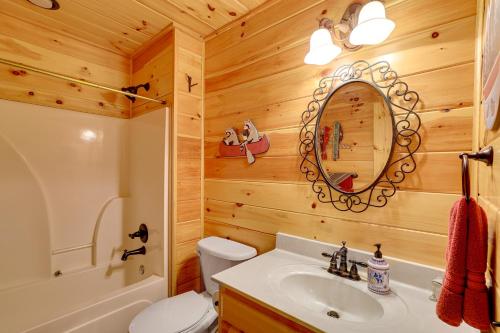 Spacious and Secluded Cabin 25 Mi to Bentonville!