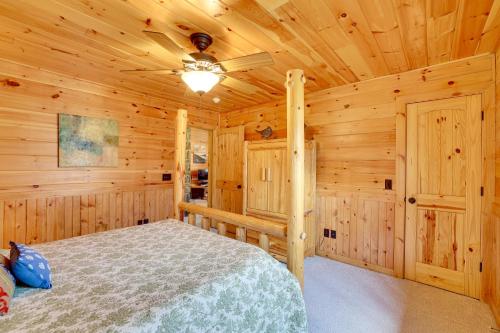 Spacious and Secluded Cabin 25 Mi to Bentonville!