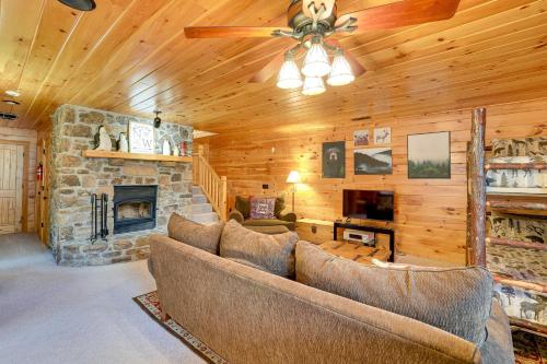 Spacious and Secluded Cabin 25 Mi to Bentonville!