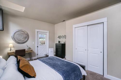 Gorgeous Guest Suite! Walk to Old Town & CSU! - image 2