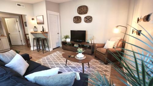 Gorgeous Guest Suite! Walk to Old Town & CSU! - image 8