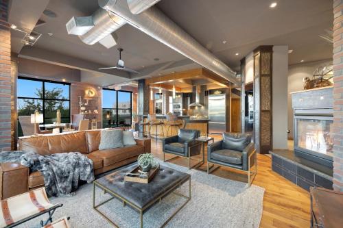 Penthouse with Mountain Views in the Heart of Old Town