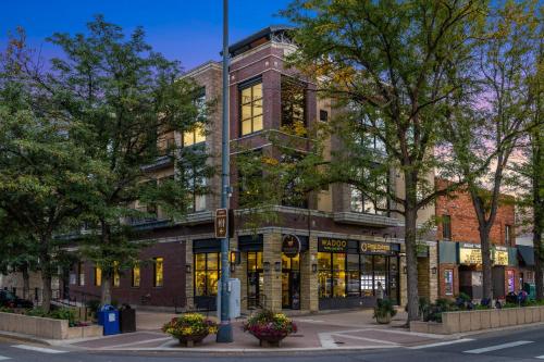 Penthouse with Mountain Views in the Heart of Old Town in Fort Collins, USA