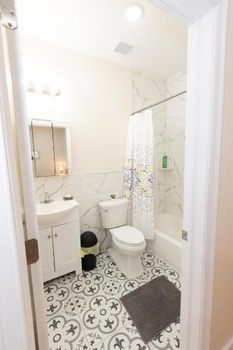 Vibrant and Modern 3-Bed Apt mins to NYC in Jersey City, USA