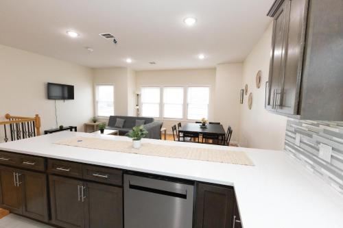Vibrant and Modern 3-Bed Apt mins to NYC in Jersey City, USA