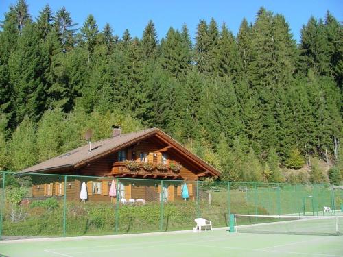 Holzblockhaus auf zwei Etagen mit Whirlbadewanne und Kaminofen